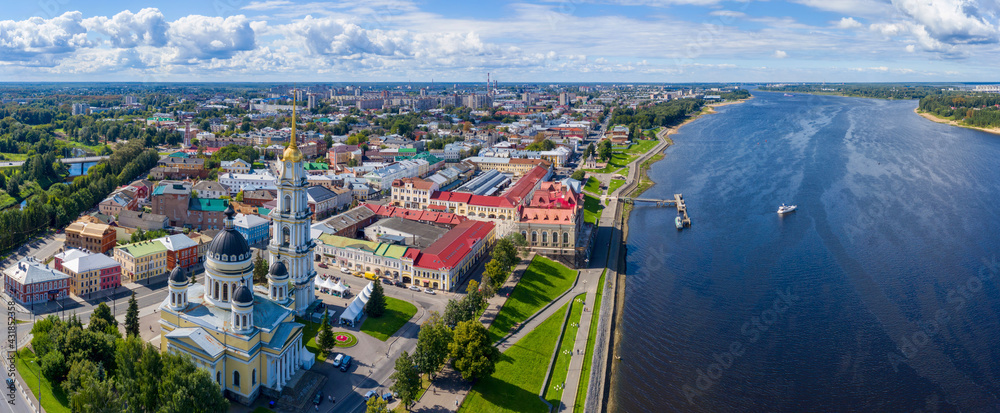 Obraz premium Panoramic view of Rybinsk and Volga river on sunny summer day. Yaroslavl Oblast, Russia.