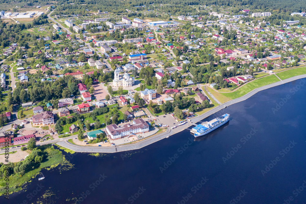 Obraz premium Aerial view of Myshkin town and cruise ship on Volga river on sunny summer day. Yaroslavl Oblast, Russia.