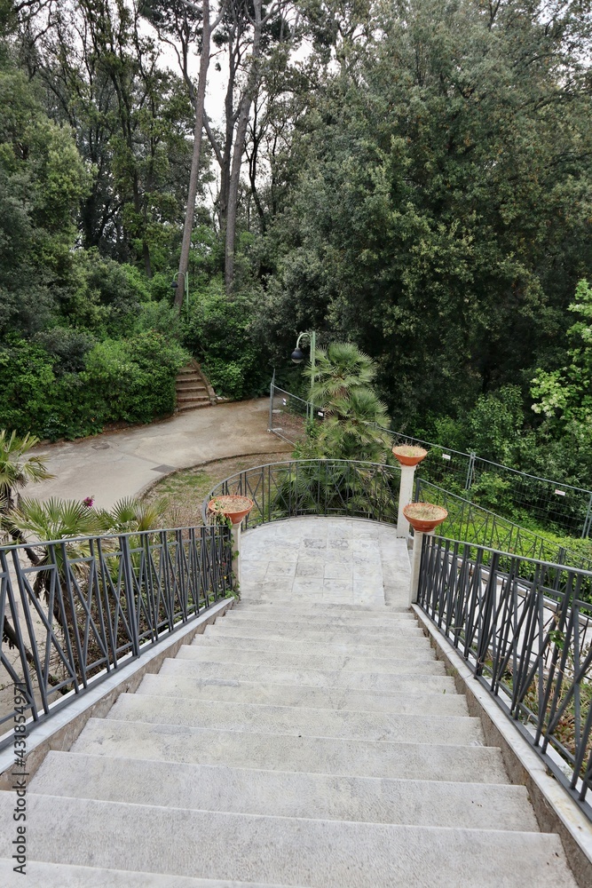 Napoli - Scorcio del parco dalla scalinata di accesso di Villa Floridiana