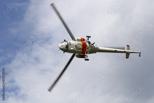 Helikopter policyjny w akcji poszukiwawczej na niebie. 