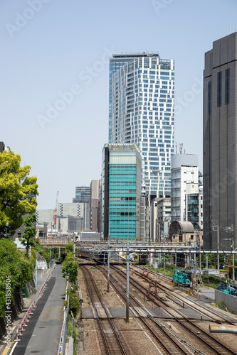 鉄道橋から望む渋谷駅のビル群 © EISAKU SHIRAYAMA