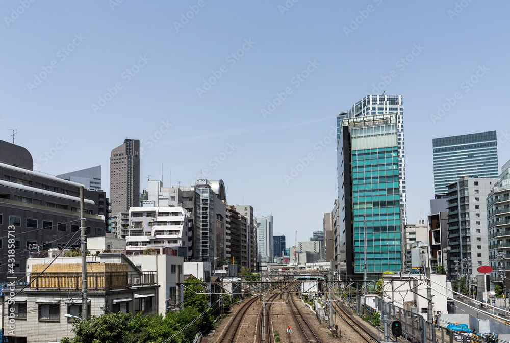 鉄道橋から望む渋谷駅のビル群