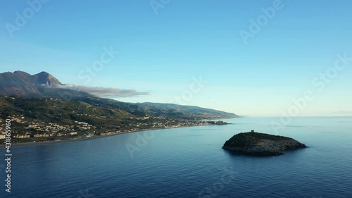 La petite île de Isola di Cirella vers Diamante au milieu de la mer Tyrrhénienne en Europe, en Italie, en Calabre, dans la province de Cosenza photo