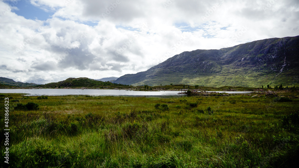Highlands in Schottland mit Seeen und saftigen Wiesen entlang der Straße A87