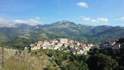 Le village de Aieta entouré des montagnes verdoyantes au sommet de sa colline en Europe, en Italie, en Calabre, dans la province de Cosenza photo