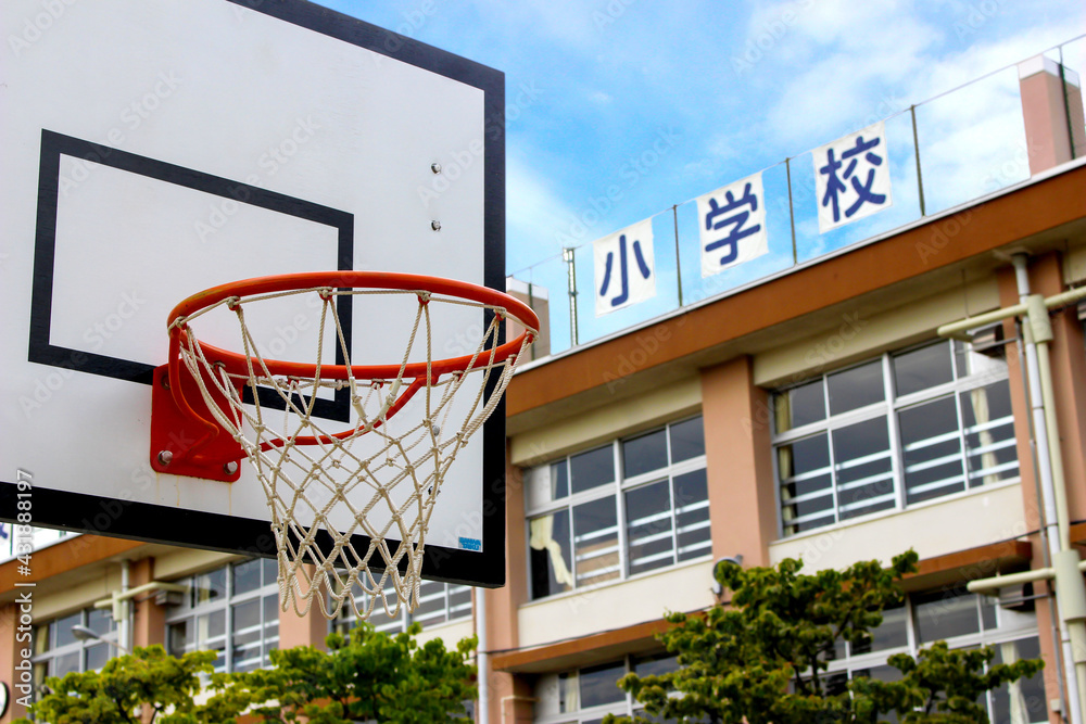 小学校の校庭とバスケットゴール 小学校の校庭とバスケットゴール