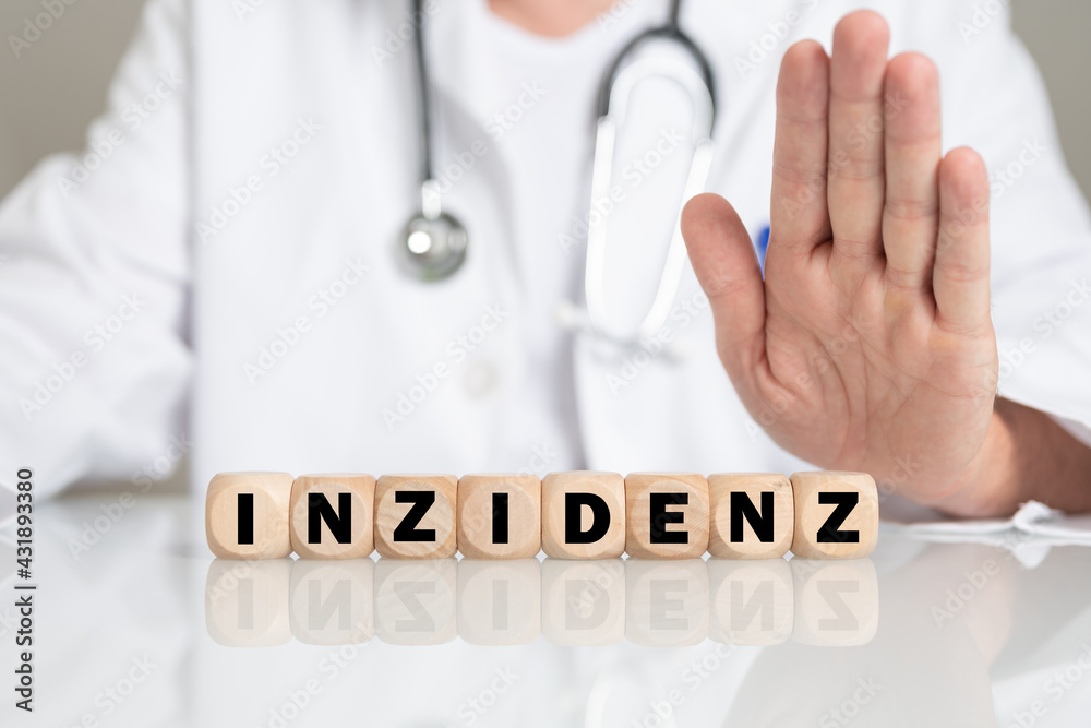 Arzt mit erhobener Hand und Würfeln die das Wort INZIDENZ bilden Arzt mit erhobener Hand und Würfeln die das Wort INZIDENZ bilden