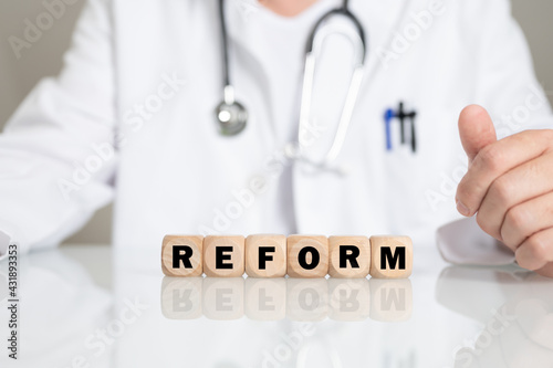 Bild auf Leinwand Arzt mit dem Schlagwort REFORM