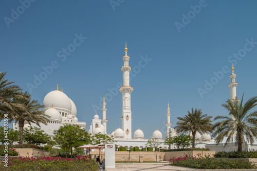 Scheich-Zayid-Moschee mit Minaretten und Kuppeln in Abu Dhabi in den Vereinigten Arabischen Emiraten am Persischen Golf.
