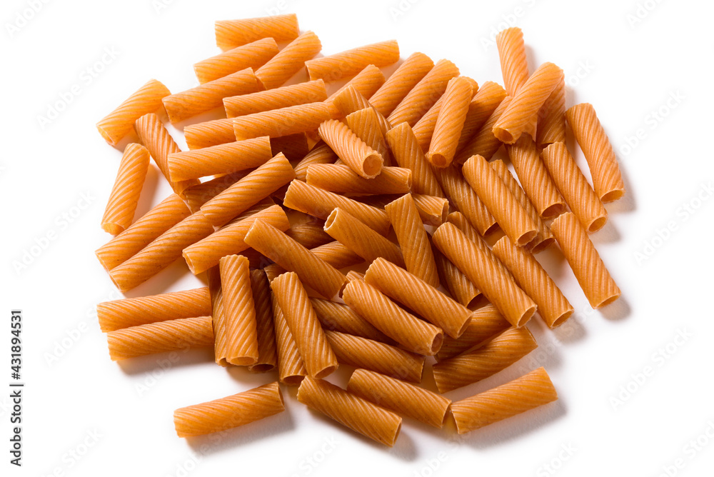 Rigatoni, pasta integrale cruda su fondo bianco, Cucina Italiana Rigatoni, pasta integrale cruda su fondo bianco, Cucina Italiana