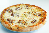 Foto de una pizza con peperoni sobre un fondo blanco
