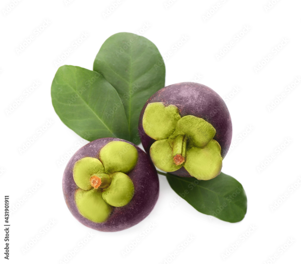 Obraz premium Delicious ripe mangosteens and green leaves on white background, top view