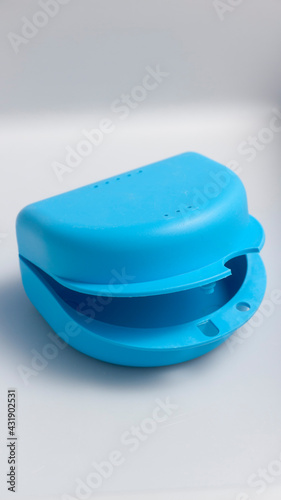 Envase sanitario de plástico azul sobre plástico blanco photo