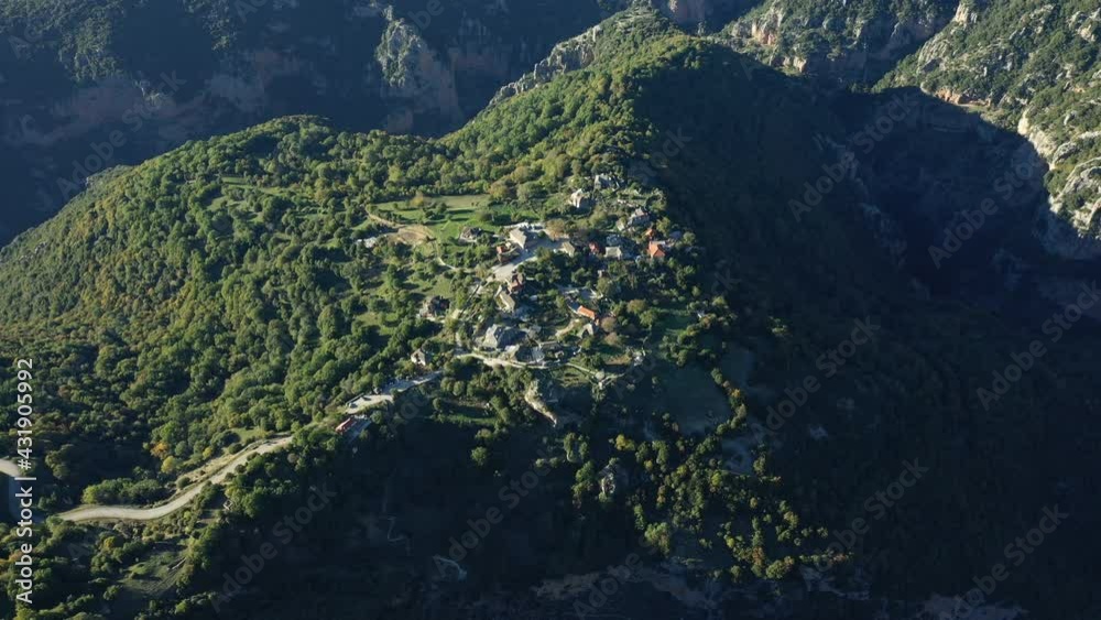La ville de Vikos au sommet d'une montagne aux abords des gorges vers Ioannina, en Épire, en Grèce, en été.