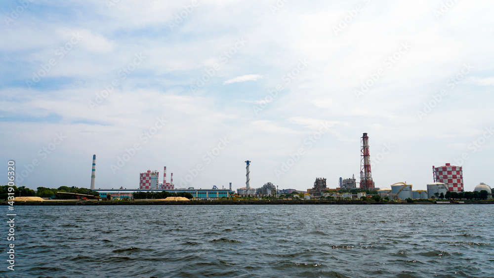 工場の煙突や石油のタンク。海に面した工業地帯