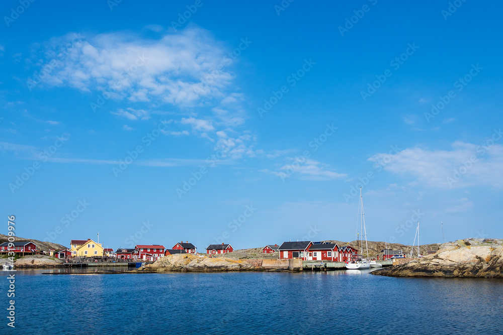 Hafen auf den Wetterinseln vor der Stadt Fjällbacka in Schweden