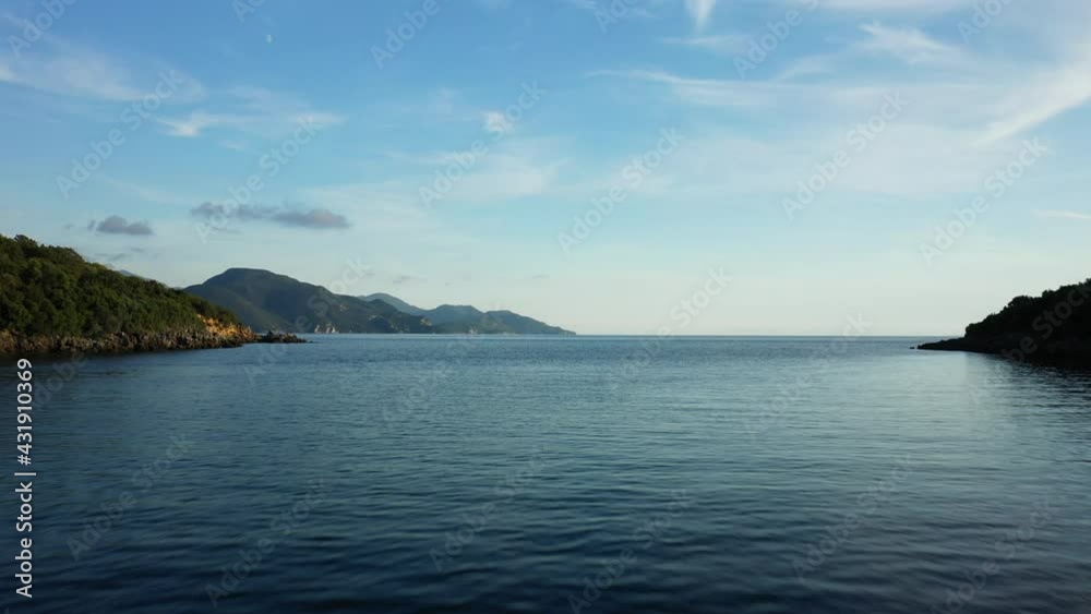 La cote grecque au bord de la mer Ionienne et Méditerranée vers Igoumenitsa, en Épire, en Grèce, en été. La cote grecque au bord de la mer Ionienne et Méditerranée vers Igoumenitsa, en Épire, en Grèce, en été.