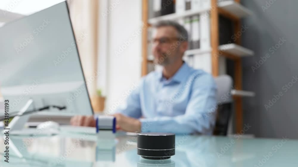 Using Voice Assistant Mini Speaker Using Voice Assistant Mini Speaker