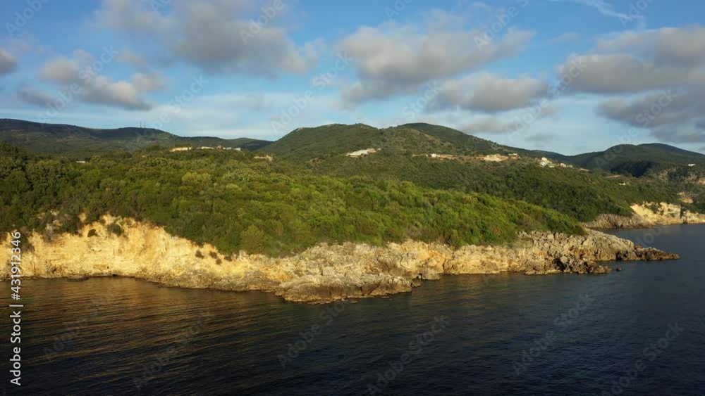 Les falaises de la cote grecque aux abords de Syvota au bord de la mer Ionienne et Méditerranée vers Igoumenitsa, en Épire, en Grèce, en été. Les falaises de la cote grecque aux abords de Syvota au bord de la mer Ionienne et Méditerranée vers Igoumenitsa, en Épire, en Grèce, en été.