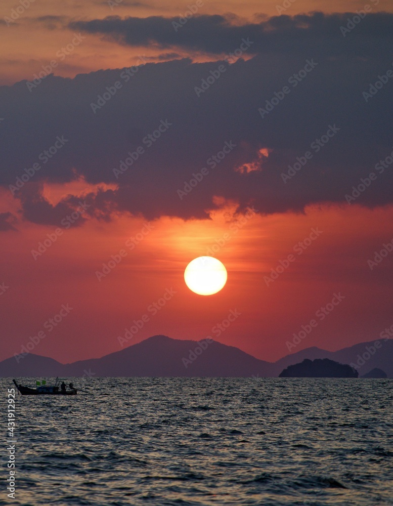 Naklejka premium sunset over the sea