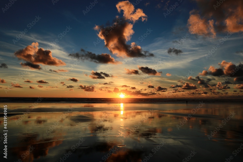 ドラマチックな夕空が鏡張りに反射する遠浅のビーチ【ニュージーランド】