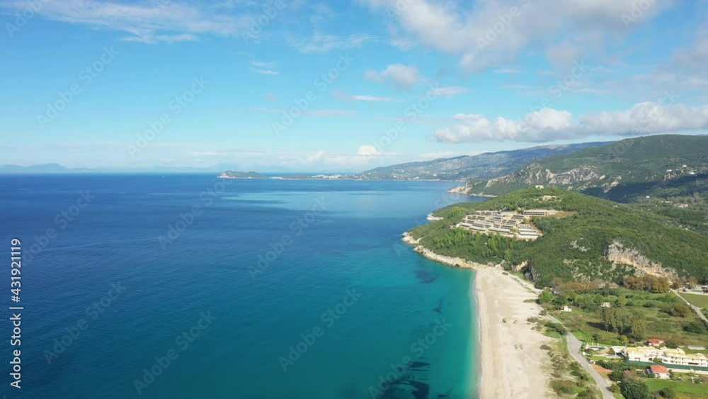 Une vue aérienne de la cote grecque aux abords de Karavostasi au bord de la mer Ionienne et Méditerranée vers Igoumenitsa, en Épire, en Grèce, en été. Une vue aérienne de la cote grecque aux abords de Karavostasi au bord de la mer Ionienne et Méditerranée vers Igoumenitsa, en Épire, en Grèce, en été.