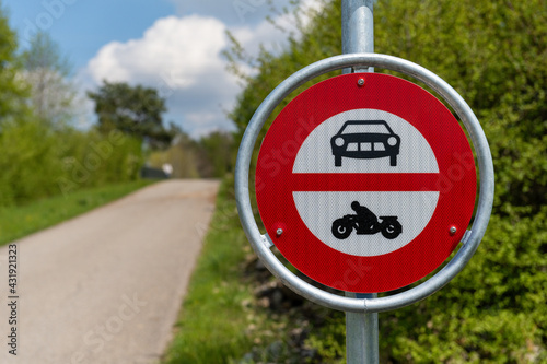 Verkehrsschild Fahrverbot für Auto und Motorrad