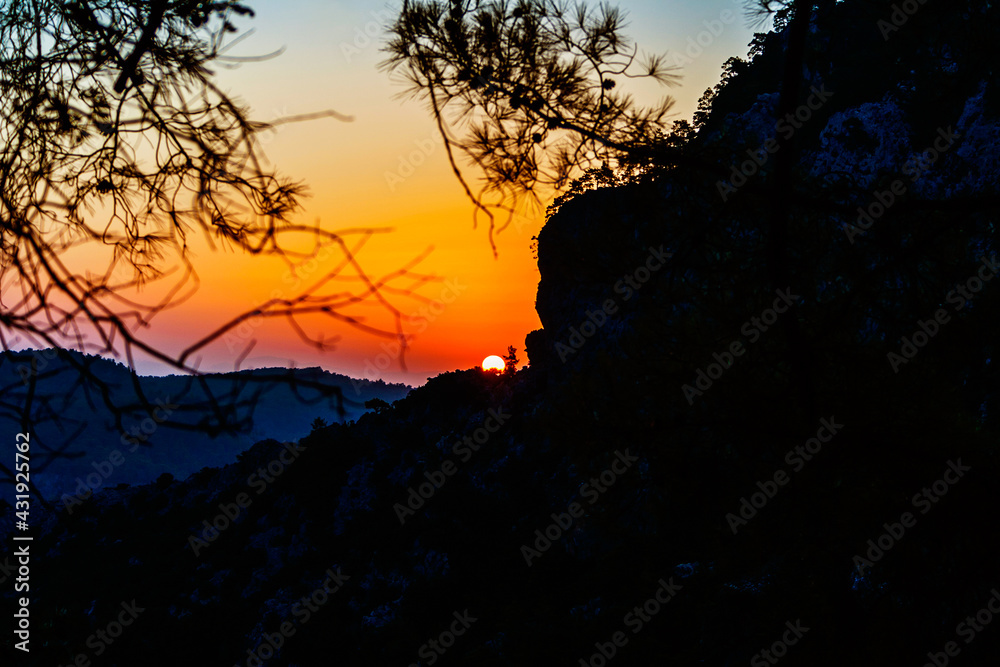 Obraz premium bright sunset in the mountains on a summer evening