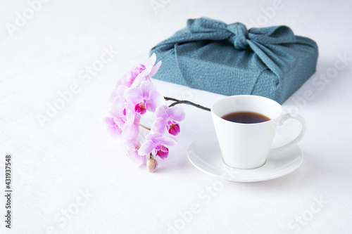 風呂敷と胡蝶蘭の花束とコーヒー