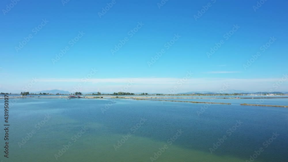 Les marais salant de Missolonghi au bord de la mer Ionienne vers Patras, en Étolie Acarnanie, en Grèce centrale, en été. Les marais salant de Missolonghi au bord de la mer Ionienne vers Patras, en Étolie Acarnanie, en Grèce centrale, en été.