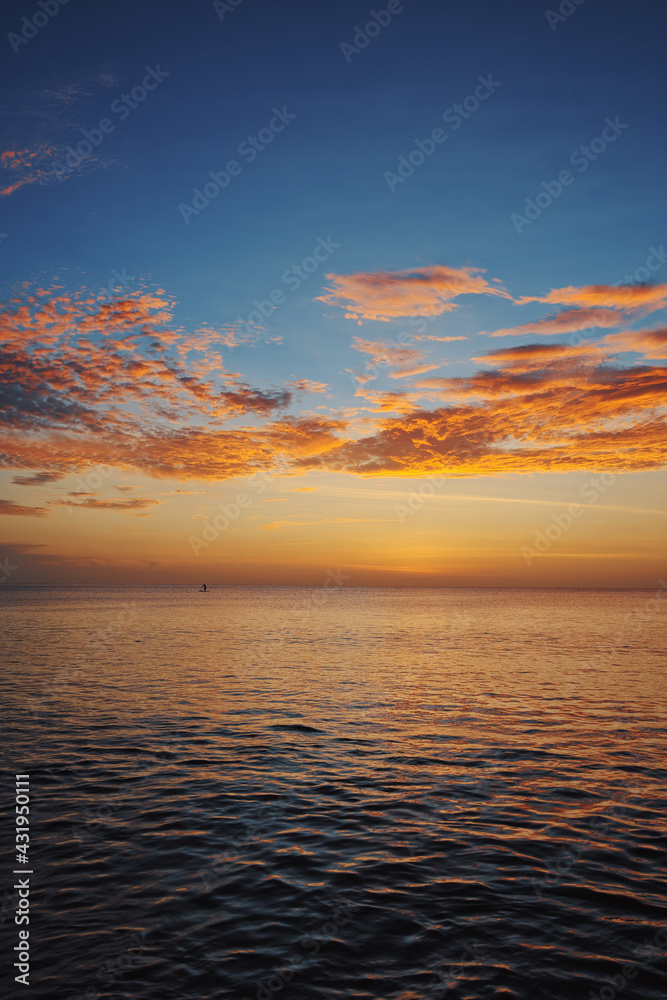 Obraz premium Beautiful seascape with sunset cloudy sky.