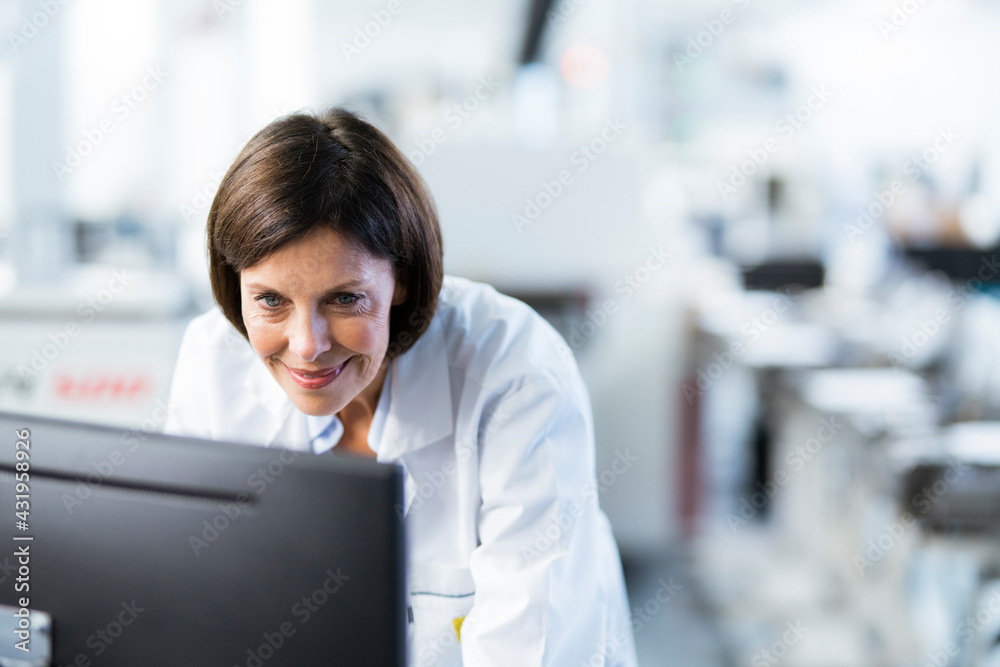 © Joseffson/Westend61 - Smiling female engineer using computer at factory © Joseffson/Westend61 - Smiling female engineer using computer at factory