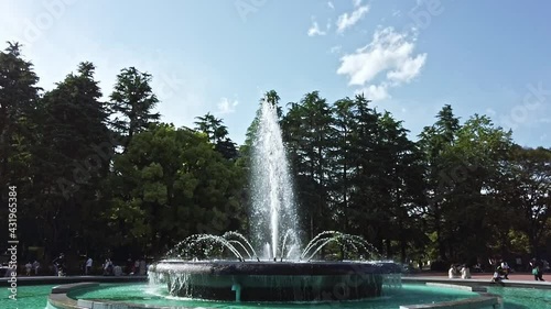 スローモーション：東京都千代田区日比谷にある公園の噴水