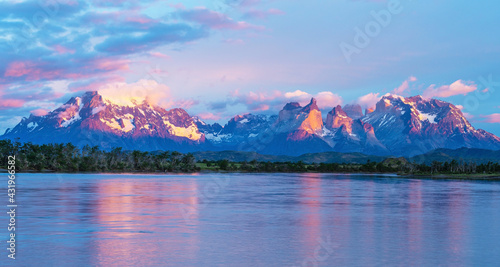 Tableau sur toile Panorama sunrise of the Serrano river with the Andes peaks of Torres del Paine, Patagonia, Chile