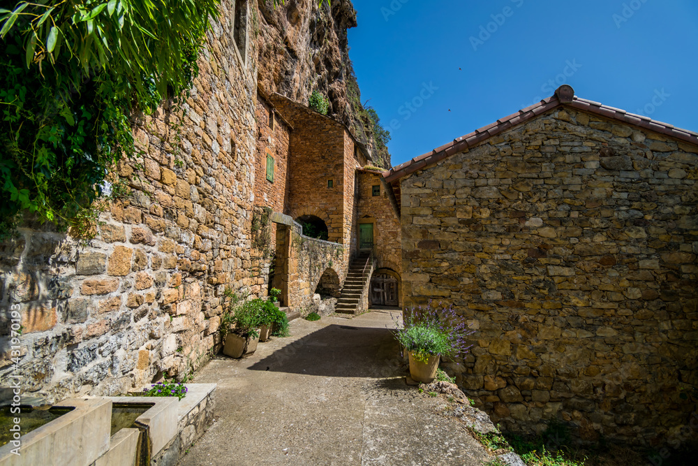 Peyre, village médiéval au dessus du Tarn, avec son église troglodytique en Aveyron.	
