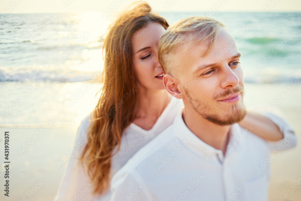 Obraz premium Young loving couple on the sea beach.