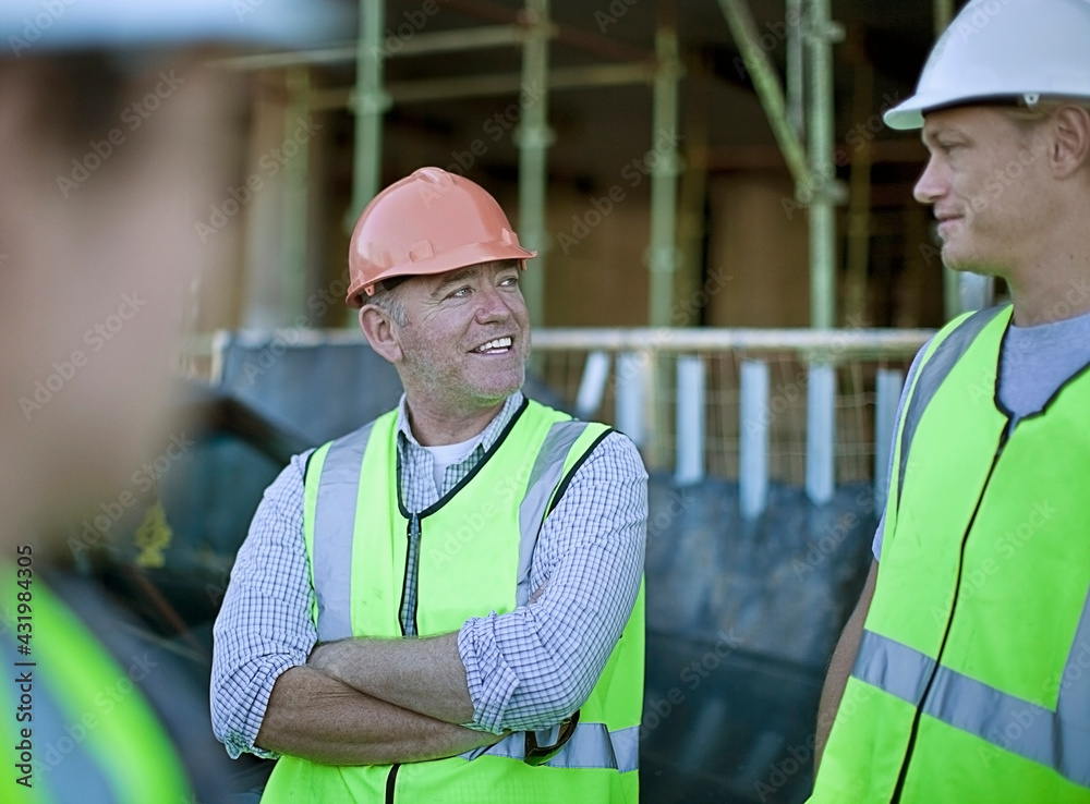 © LOUIS CHRISTIAN/Westend61 - Two male construction workers talking outdoors © LOUIS CHRISTIAN/Westend61 - Two male construction workers talking outdoors
