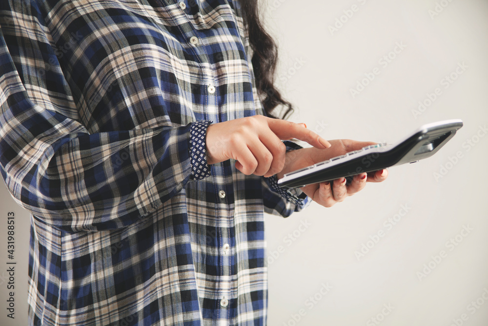  woman hand calculator
