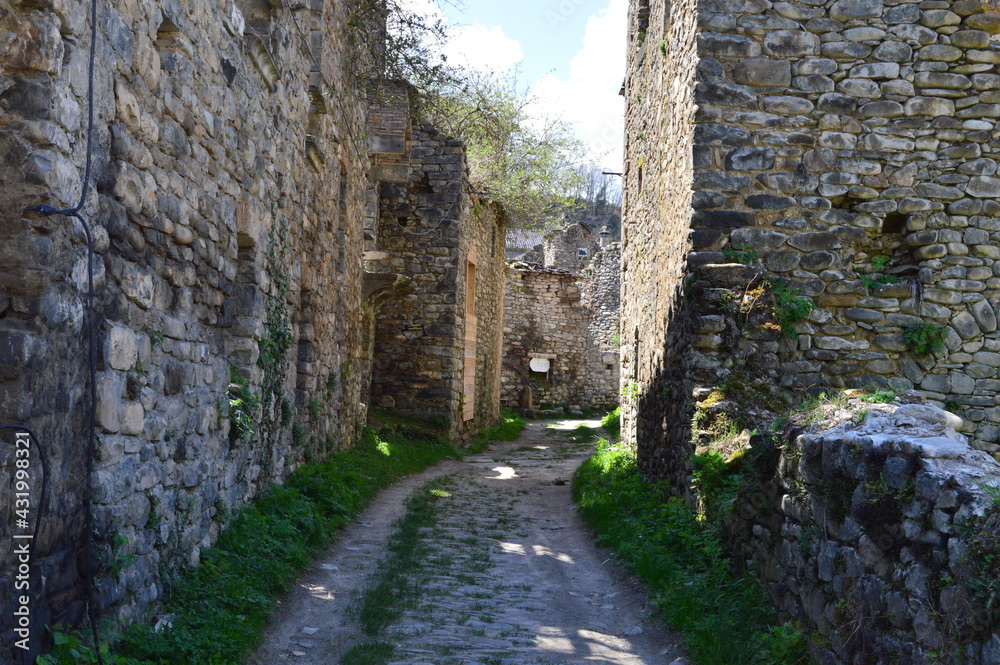 Calle en ruinas del deshabitado pueblo de Jánovas en Huesca, España.