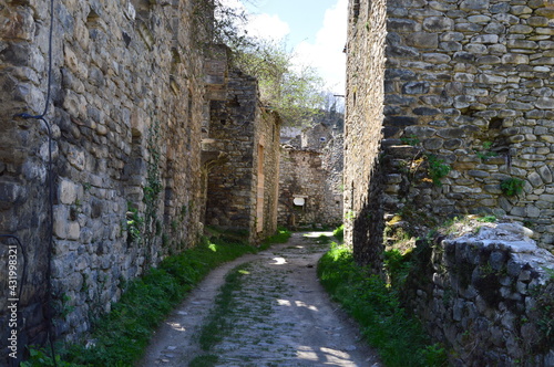 Fototapeta Naklejka Na Ścianę i Meble -  Calle en ruinas del deshabitado pueblo de Jánovas en Huesca, España.