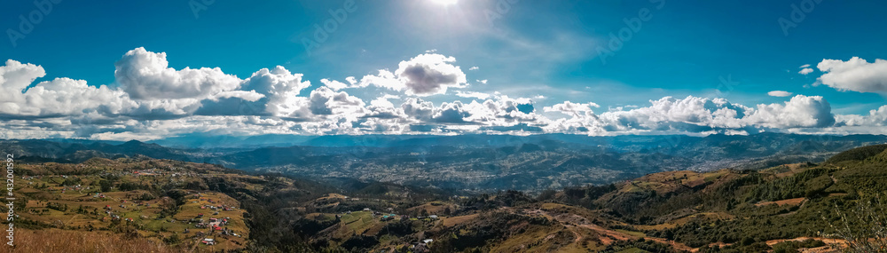 Panorámica desde el bosque mágico en la provincia del Azuay Ecuador