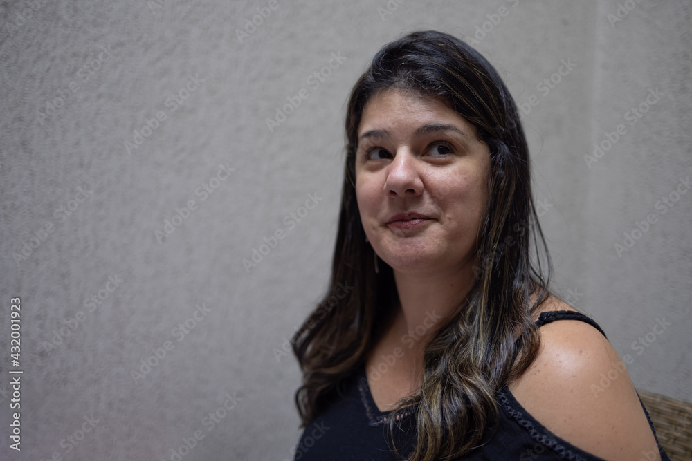 Mulher com 40 anos de idade, cabelos escuros, sorridente. Espaço para texto. Mulher com 40 anos de idade, cabelos escuros, sorridente. Espaço para texto.