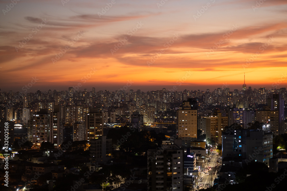 Crepúsculo da cidade de São Paulo com as luzes dos carros e prédios com o colorido do céu. 