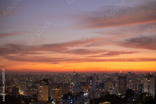 Crepúsculo da cidade de São Paulo com as luzes dos carros e prédios com o colorido do céu. 