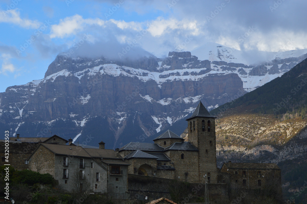 Vistas de Torla, un hermoso pueblo pirenaico bajo al pico nevado Mondarruego, a unos 2800 metros de altura, Huesca, Aragón, España.