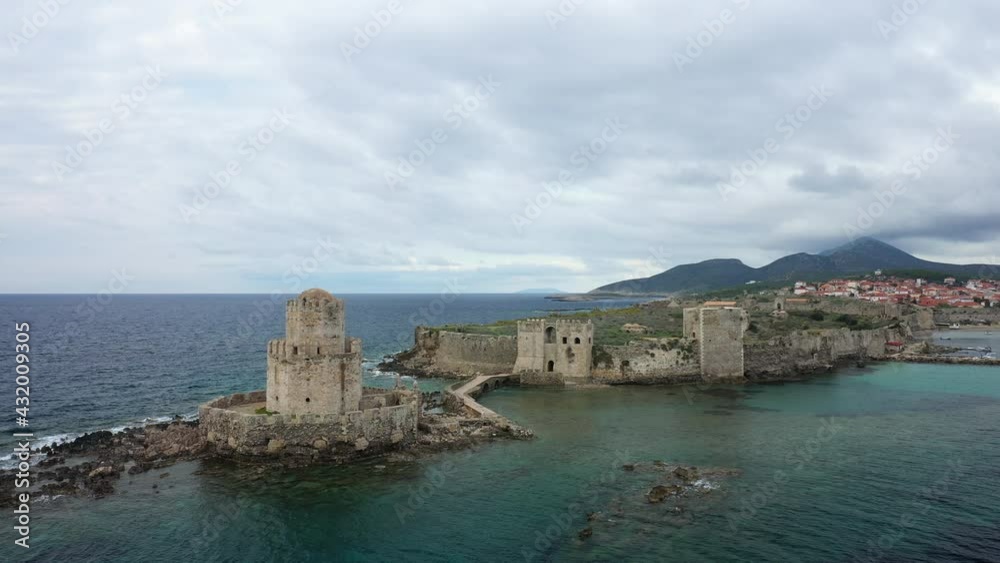 La tour Bourtzi face à l'entrée du château de Methoni à Modon au bord de la mer Méditerranée vers Pylos, en Messénie, dans le Péloponnèse, en Grèce, en été. La tour Bourtzi face à l'entrée du château de Methoni à Modon au bord de la mer Méditerranée vers Pylos, en Messénie, dans le Péloponnèse, en Grèce, en été.
