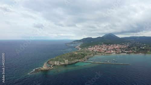 La vue panoramique sur le château de Methoni, le port et la ville de Modon au bord de la mer Méditerranée vers Pylos, en Messénie, dans le Péloponnèse, en Grèce, en été. photo