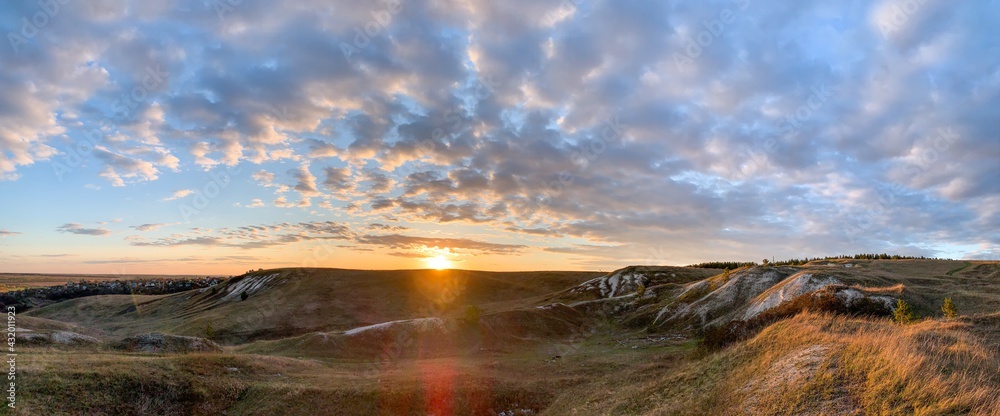 Naklejka premium sunset in the mountains