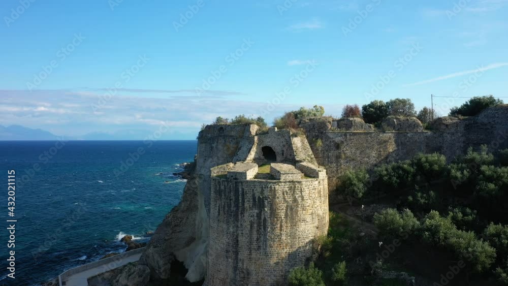 La tour du château de Koroni au bord de la mer Méditerranée vers Kalamata, en Messénie, dans le Péloponnèse, en Grèce, en été. La tour du château de Koroni au bord de la mer Méditerranée vers Kalamata, en Messénie, dans le Péloponnèse, en Grèce, en été.