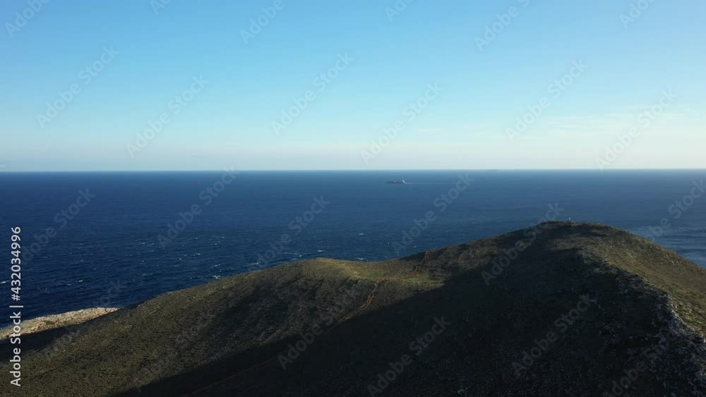 Le phare du Cap Tenare dans le Magne surveille le bateau au large au bord de la mer Méditerranée vers Kalamata, en Laconie, dans le Magne, dans le Péloponnèse, en Grèce, en été. Le phare du Cap Tenare dans le Magne surveille le bateau au large au bord de la mer Méditerranée vers Kalamata, en Laconie, dans le Magne, dans le Péloponnèse, en Grèce, en été.